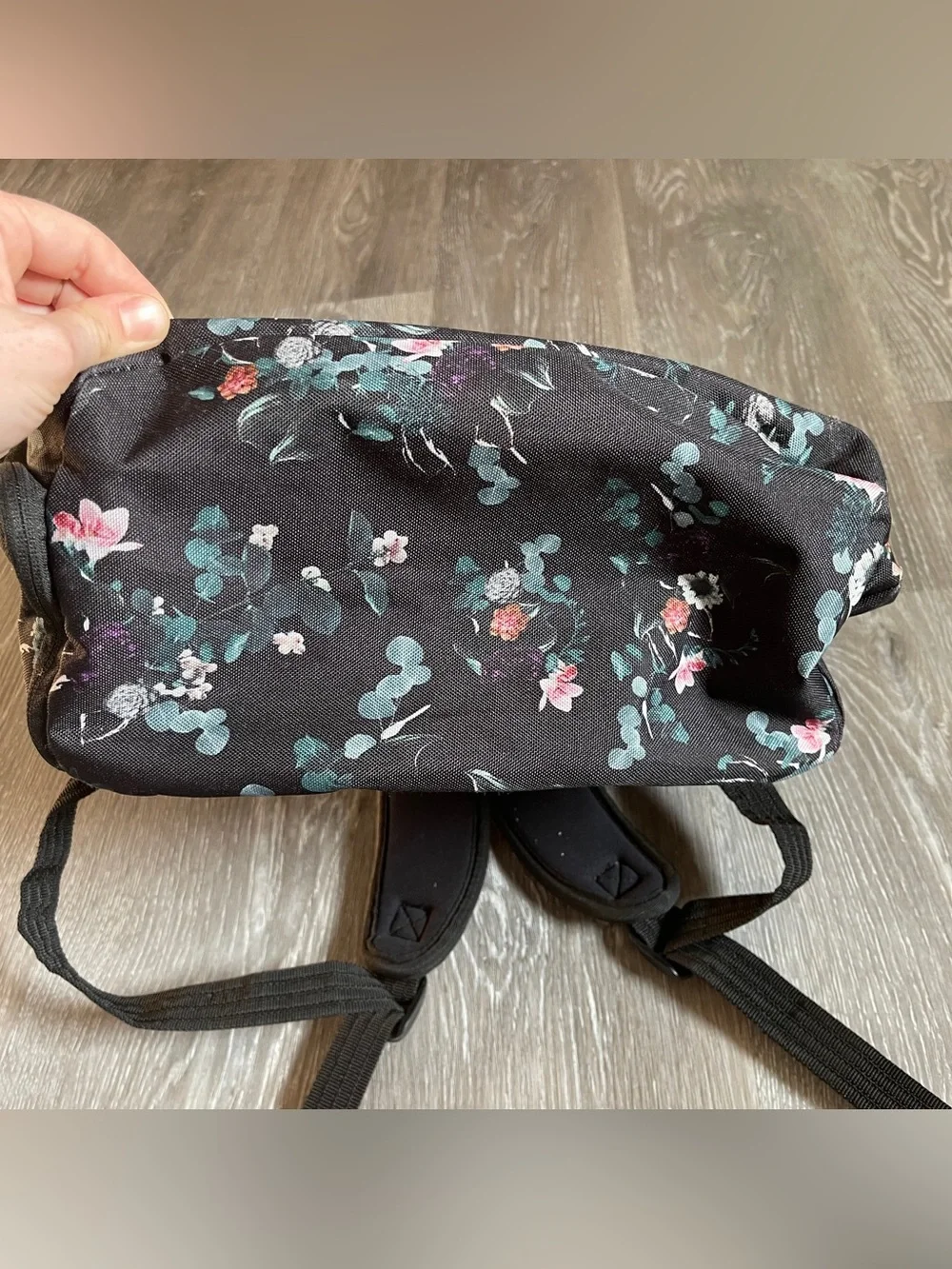Dakine Prom 25L Flora  Backpack. Holds 14” Laptop Insulated Pocket Floral